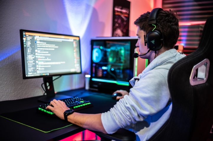 Gamer using Discord on a gaming desktop PC.
