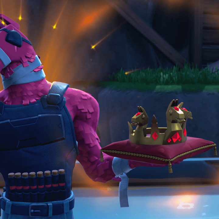 Character with crown in Fortnite.