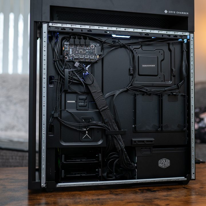Cable management in the HP Omen 45L.