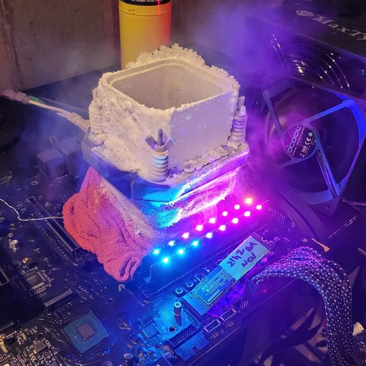 Intel Alder Lake Core i9-12900K being overclocked.