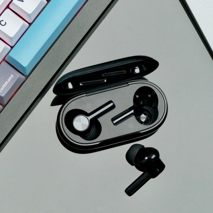 OnePlus Buds Z2 open case.
