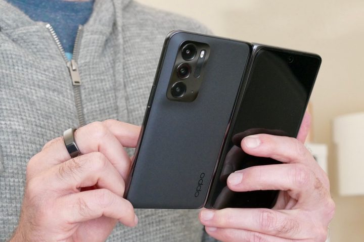 Open Oppo Find N held in hand.