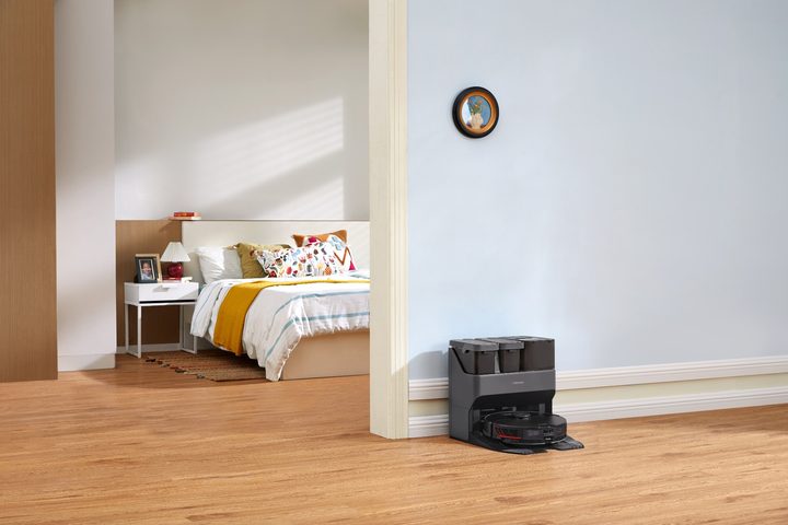 S7 MaxV Ultra 6 charging station against wall.