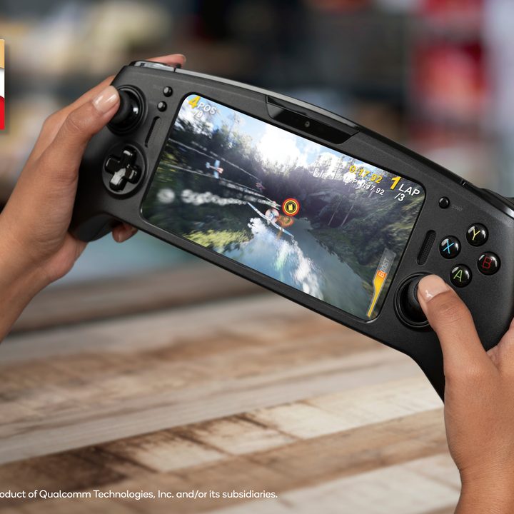 A player using a Snapdragon G3x.