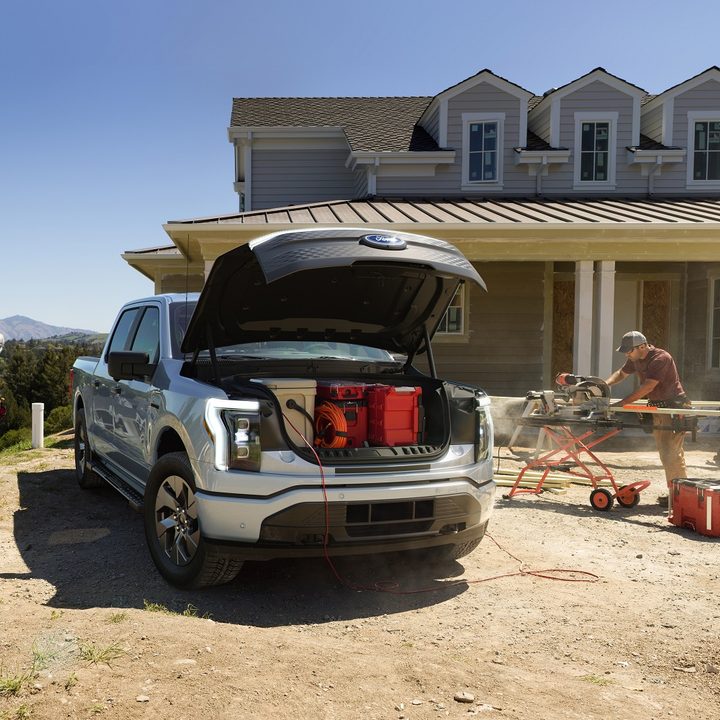 2022 ford f 150 lightning vs 2024 chevrolet silverado ev xlt