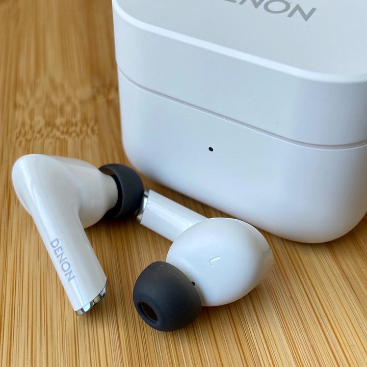 Denon Noise Cancelling Earbuds AH-C830NCW come with a charging case.