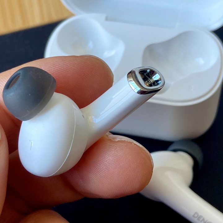 Denon Noise Cancelling Earbuds AH-C830NCW come with a charging case.