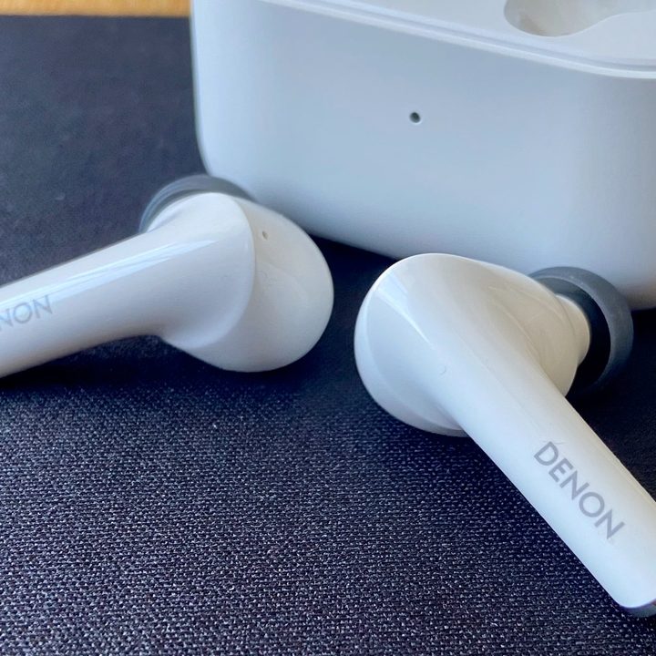 Denon Noise Cancelling Earbuds AH-C830NCW come with a charging case.