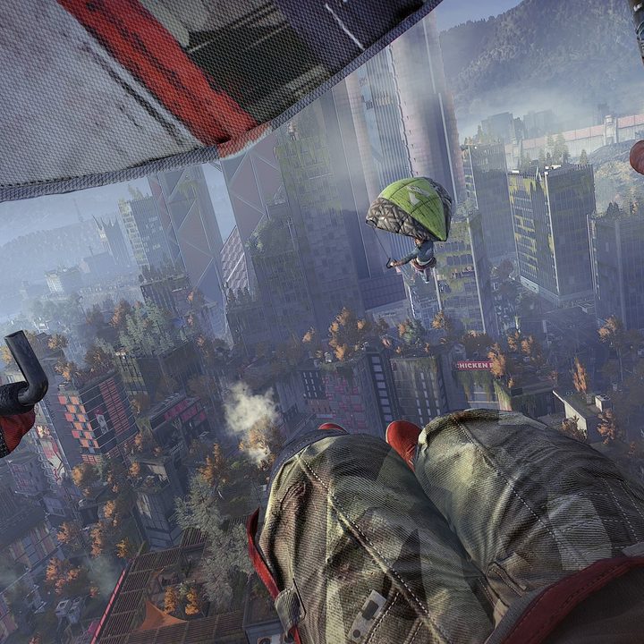 Players use the paraglider in Dying Light 2.
