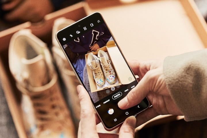 The camera UI of the Samsung Galaxy S21 FE.