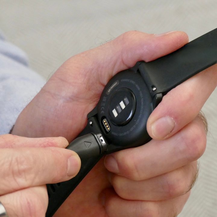 Garmin Vivomove Sport charging.