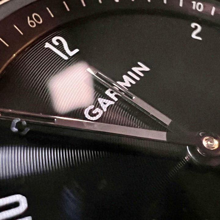 Garmin Vivomove Sport dial close up. Credits: Garmin official.