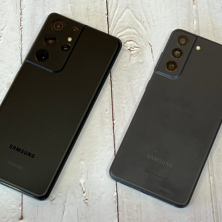 The camera bump on the back of the Samsung Galaxy S21 FE (right) is less pronounced than on the S21 Ultra.