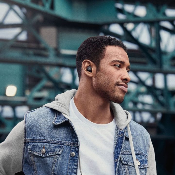 Man wearing jabra elite 75t earbuds
