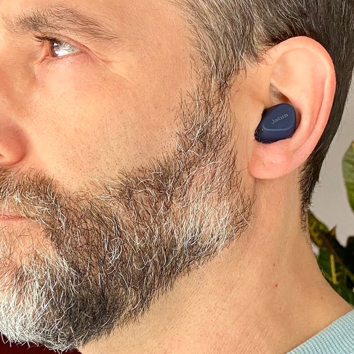 Man wearing Jabra Elite 4 Active.