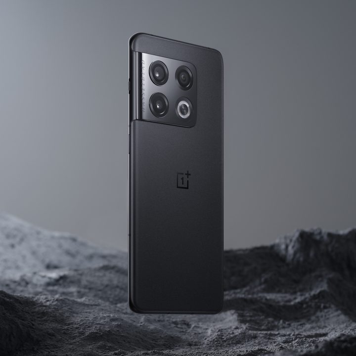 The OnePlus 10 Pro in Volcanic Black.