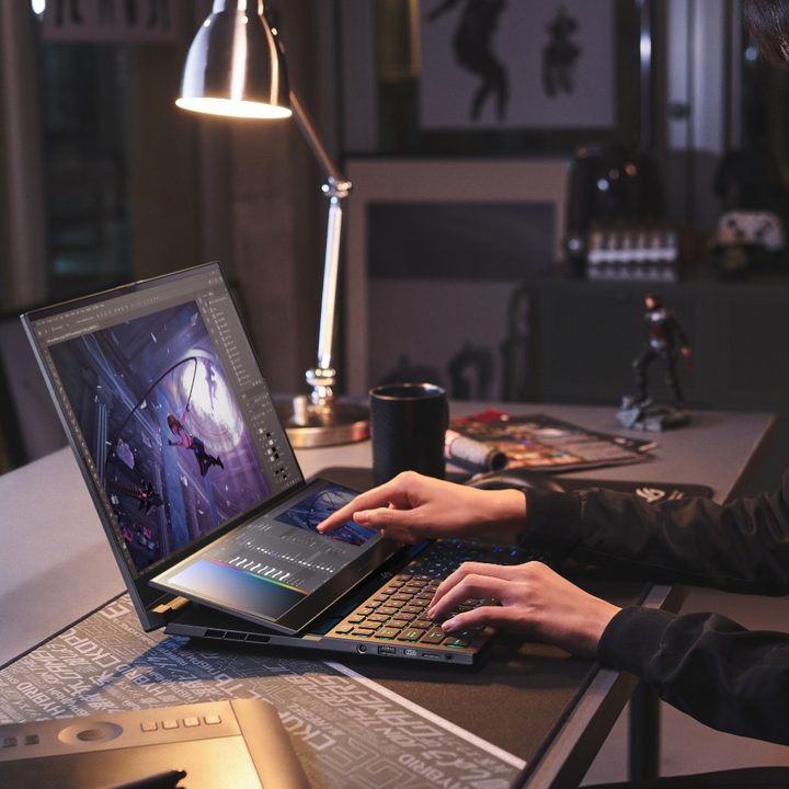 Woman using the Screen Pad Plus on a Asus ROG Zephyrus Duo 16.