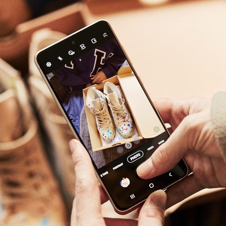 The camera UI of the Samsung Galaxy S21 FE.