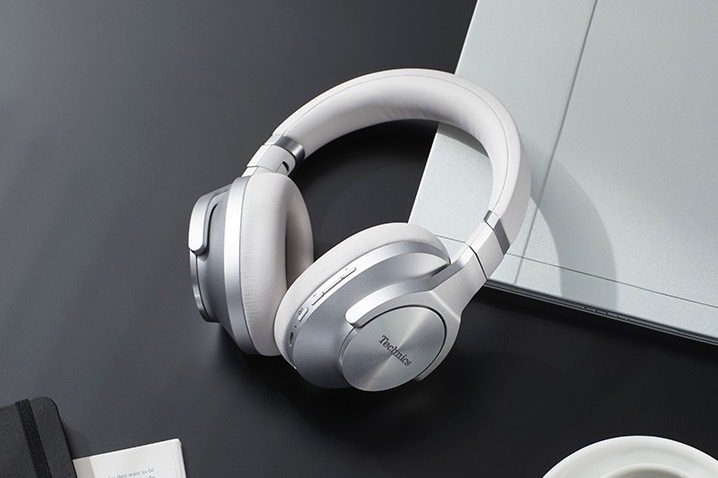 Technics EAH-A800 in white/silver.