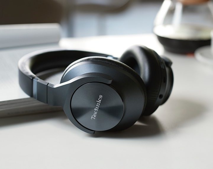 Technics EAH-A800 in black.