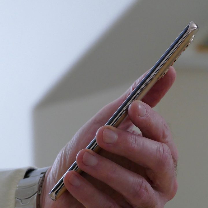 Vivo V23 Pro side view.