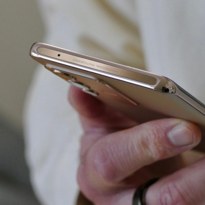 Vivo V23 Pro top edge.