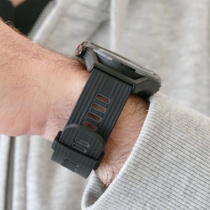 A view of the Huawei Watch GT Runner from the side.