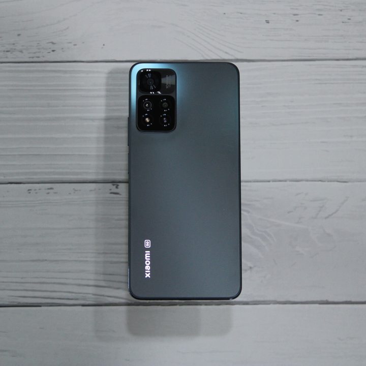 Xiaomi 11i Hypercharge back.