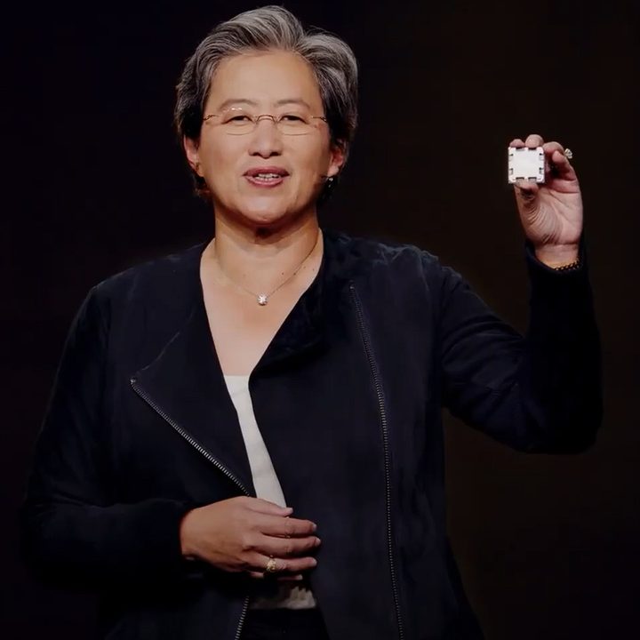 AMD CEO Lisa Su holding a Zen 4 CPU.