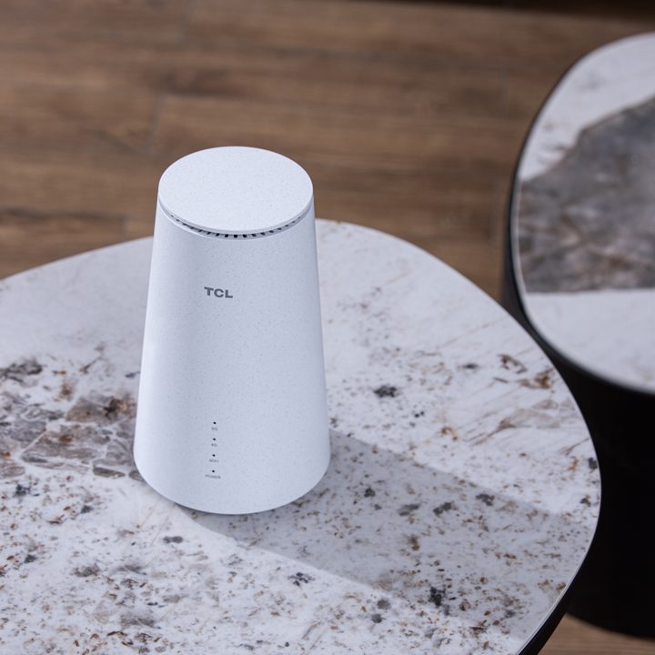 The LINKHUB 5G CPE sitting in the centre of a table.