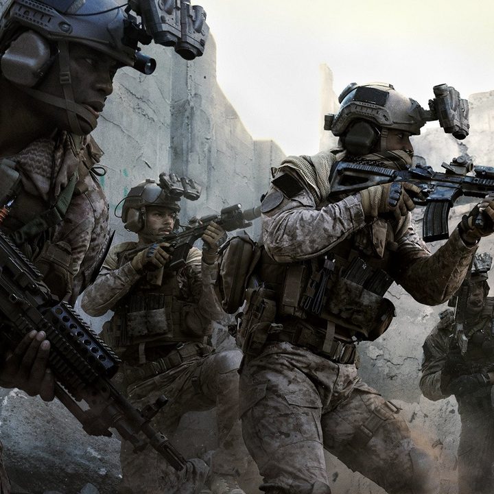 Soldiers infiltrating building in Modern Warfare.