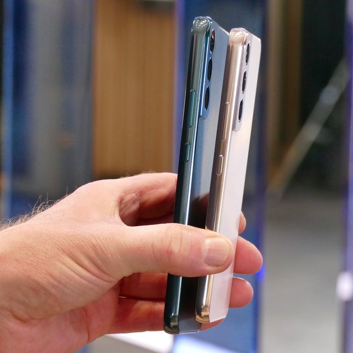 Galaxy S22 and S22 Plus seen from the side.