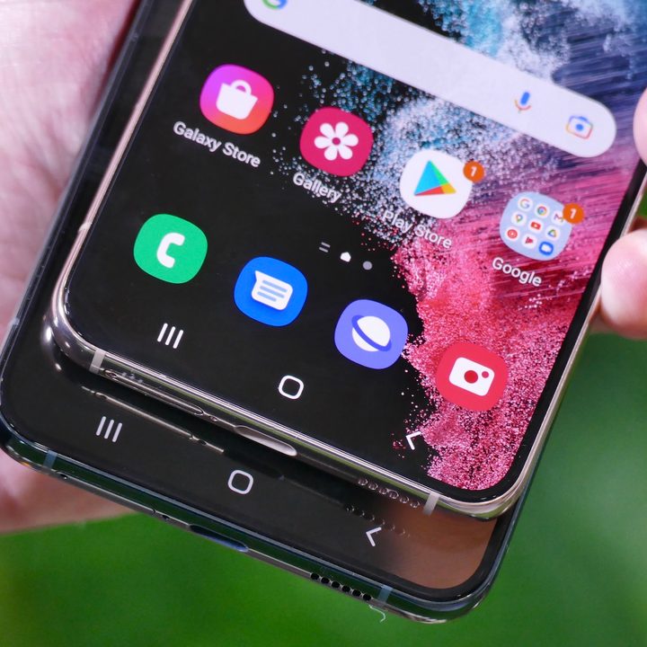 Galaxy S22 and S22 Plus screen length difference.