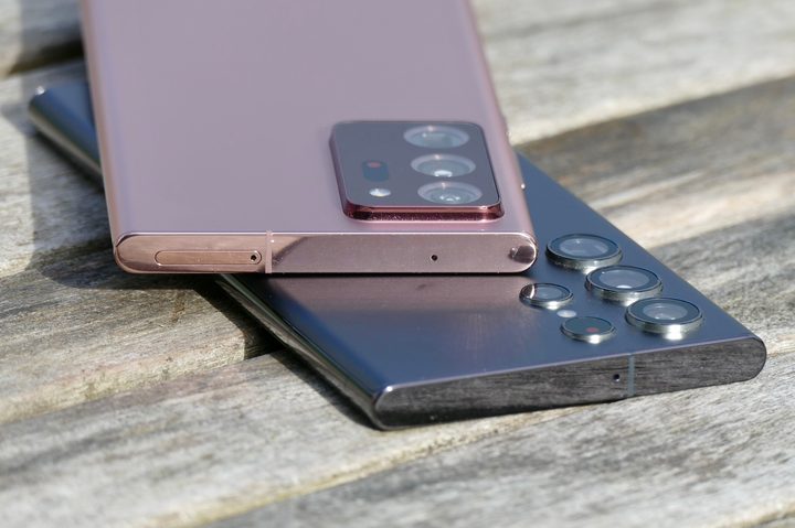 Galaxy S22 Ultra and Note 20 Ultra camera modules.