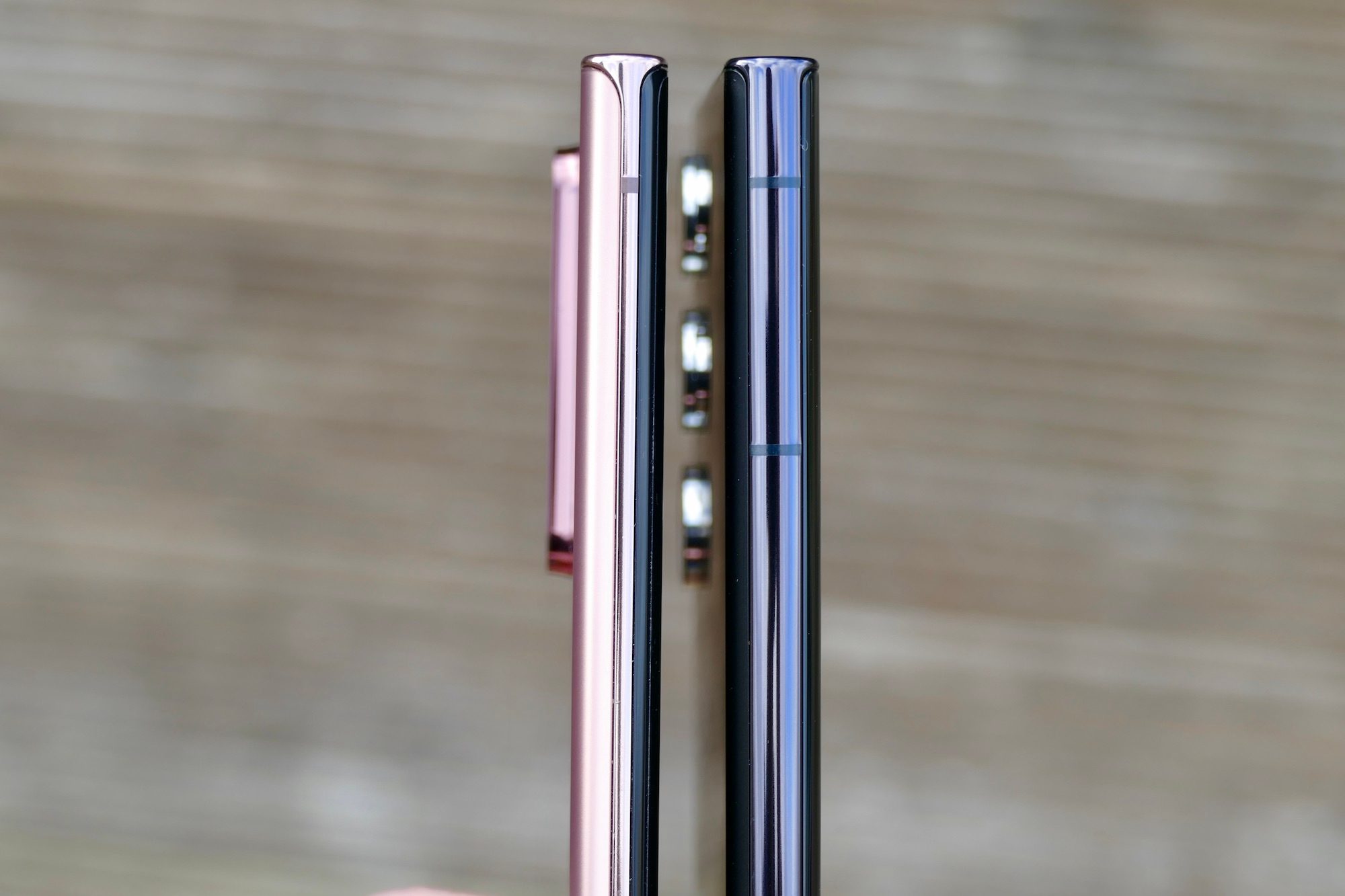 Galaxy S22 Ultra and Note 20 Ultra seen from the side.