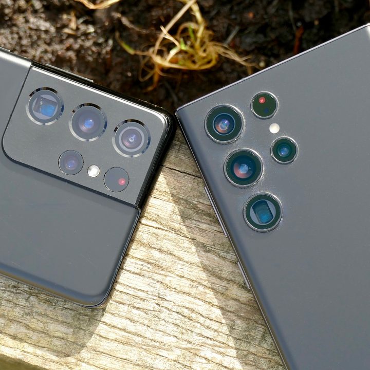 The camera modules of the Galaxy S22 Ultra and S21 Ultra.