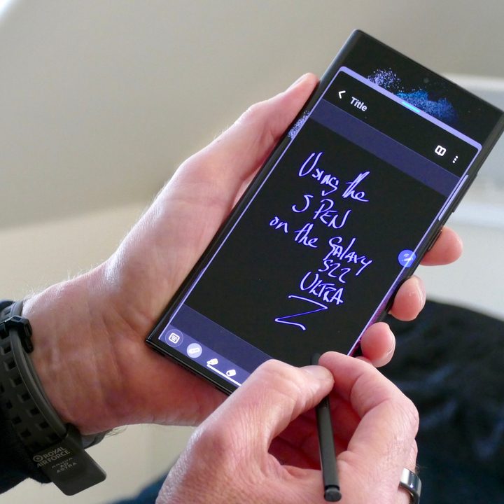 Writing with the S Pen on the Galaxy S22 Ultra.