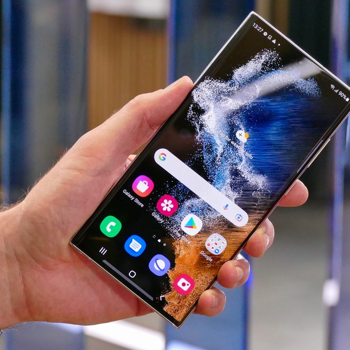 Galaxy S22 Ultra in hand.