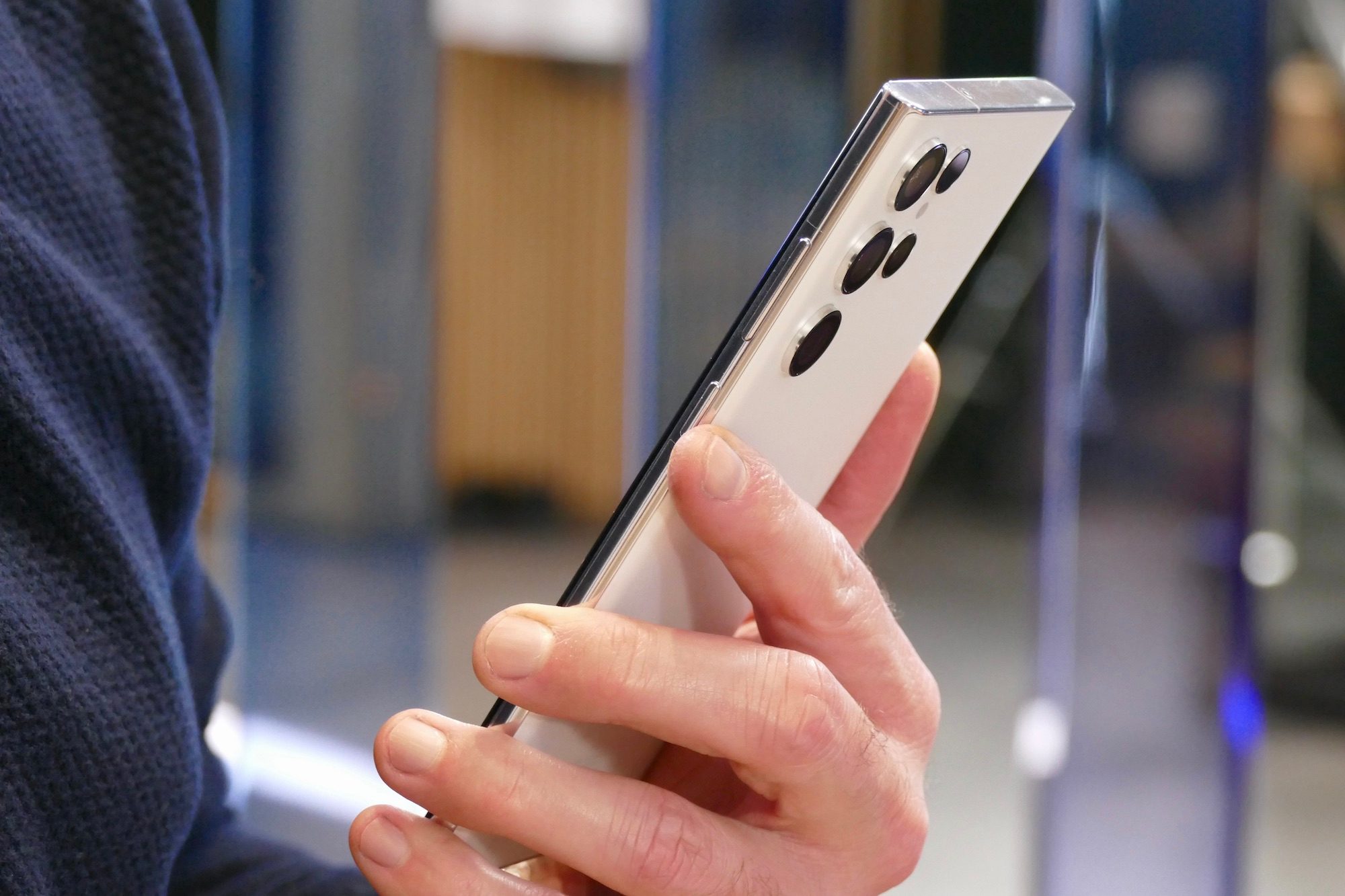 Galaxy S22 Ultra in Phantom White from the side.