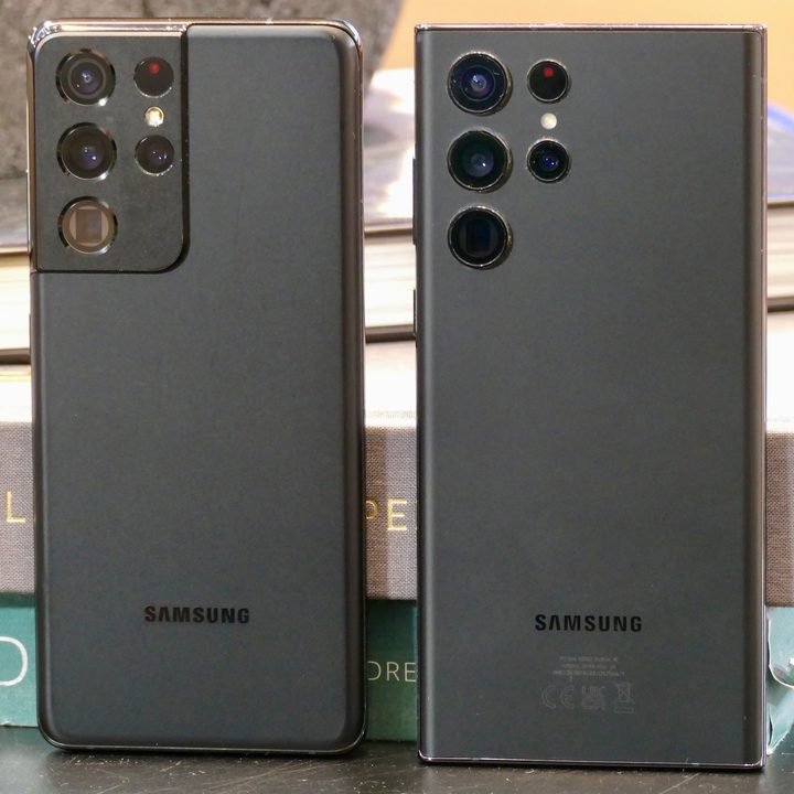 Galaxy S22 Ultra with Galaxy S21 Ultra.
