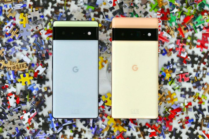 Pixel 6 (left) and Pixel 6 Pro (right).