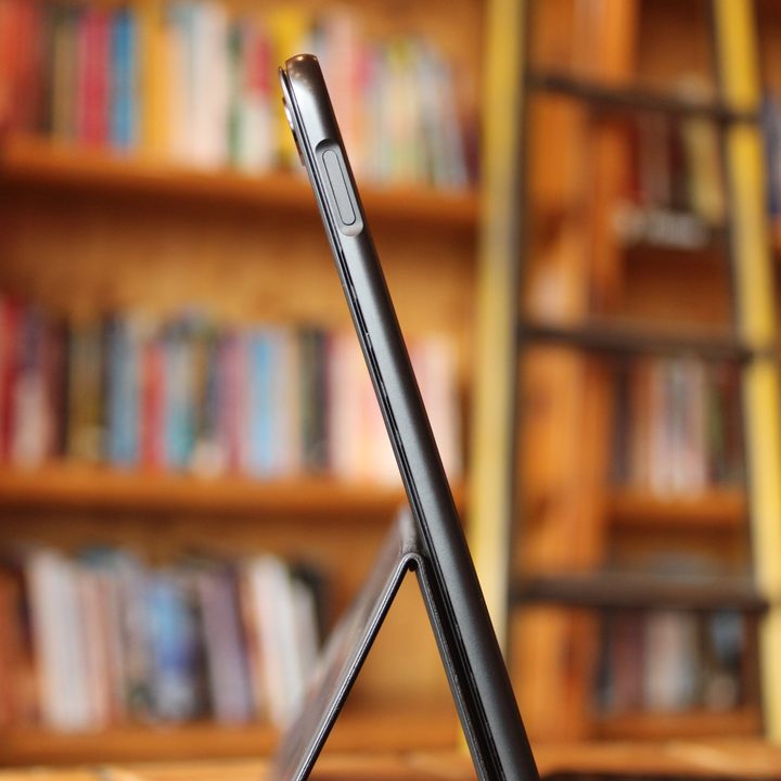 The Huawei MateBook E from the side.