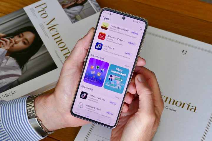 Huawei P50 Pocket App Gallery app.