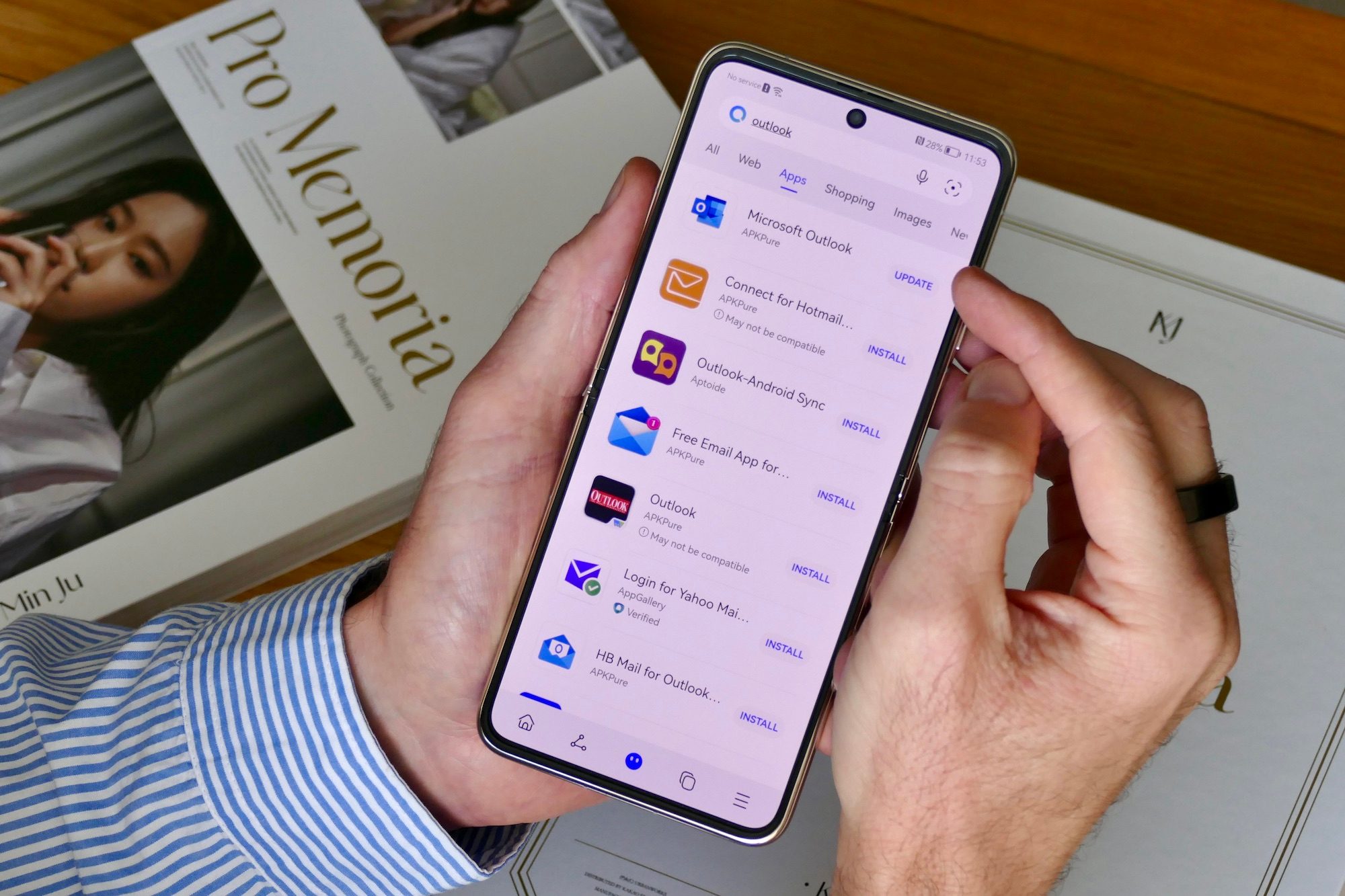 Huawei P50 Pocket Petal Search apps.