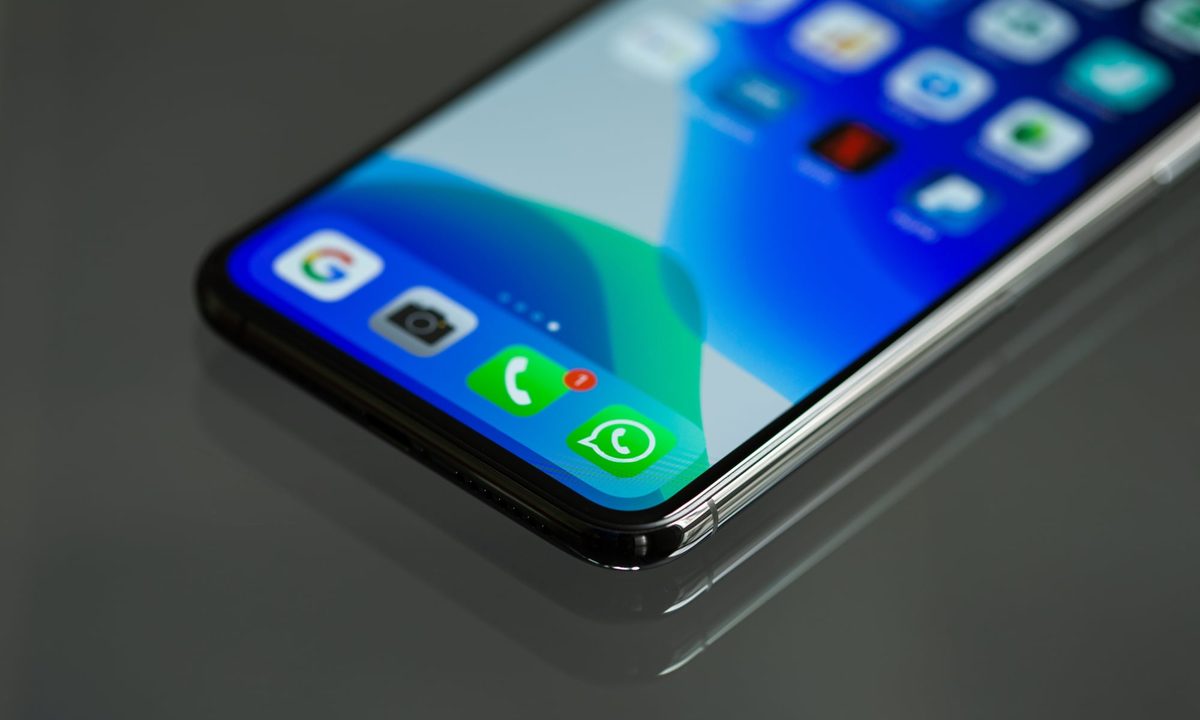 fcc proposal aims to block ringless spam voicemails iphone on table showing voicemail message waiting indicator