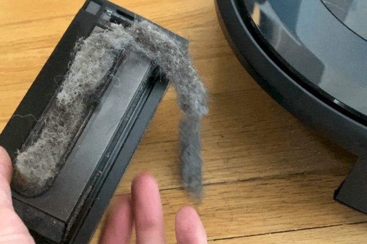 iRobot Roomba e5's overflowing dustbin.