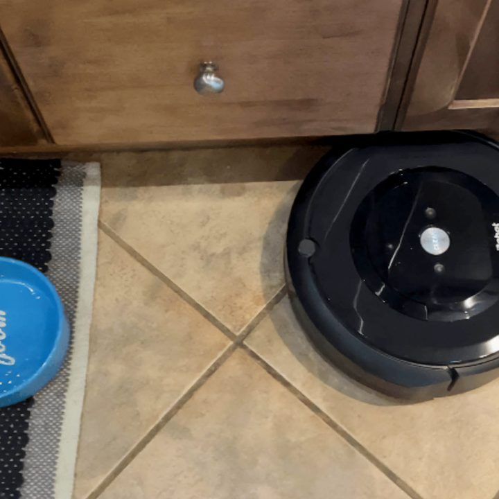 A iRobot Roomba e5 sits on the floor.