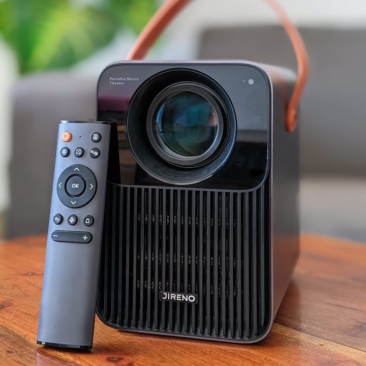 The Jireno Cube 4 portable 1080p projector and the included remote.