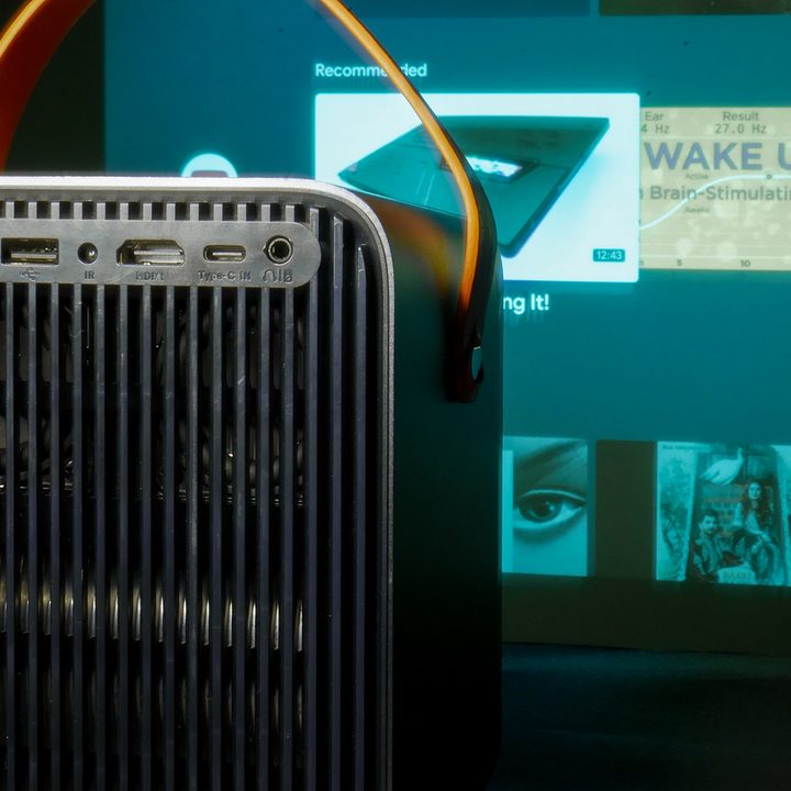 Dual speakers on the Jireno Cube 4 are visible through the rear grille.