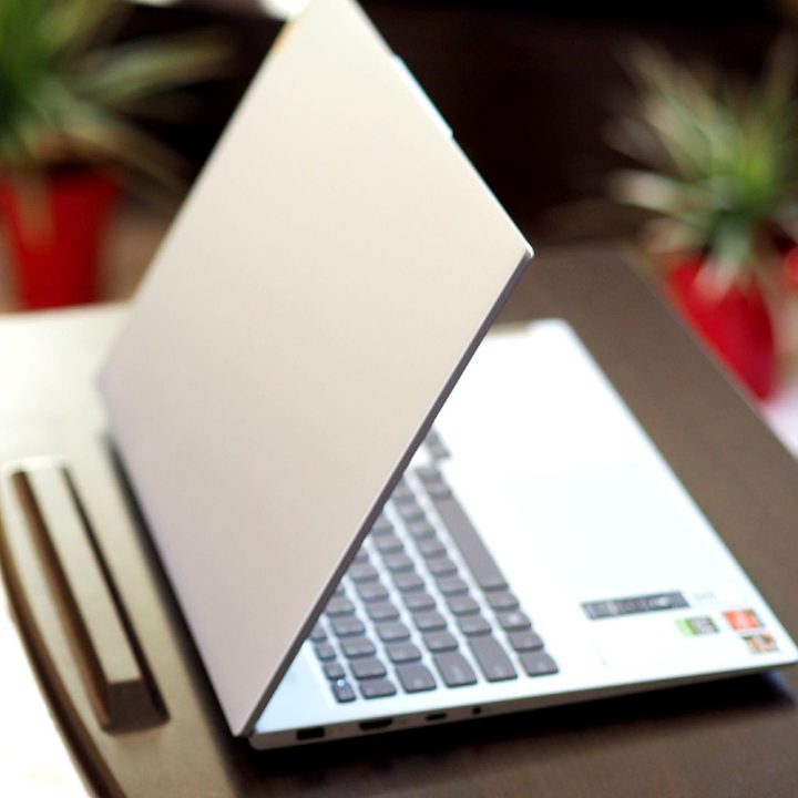 The corner of the lid of the Lenovo IdeaPad Slim 7 Pro.